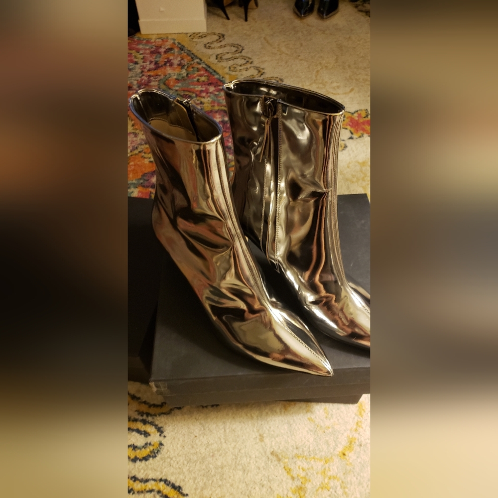 THEORY SILVER METALLIC LEATHER BOOTIE NIB SIZE 11 MADE IN ITALY VERY RIGHT NOW